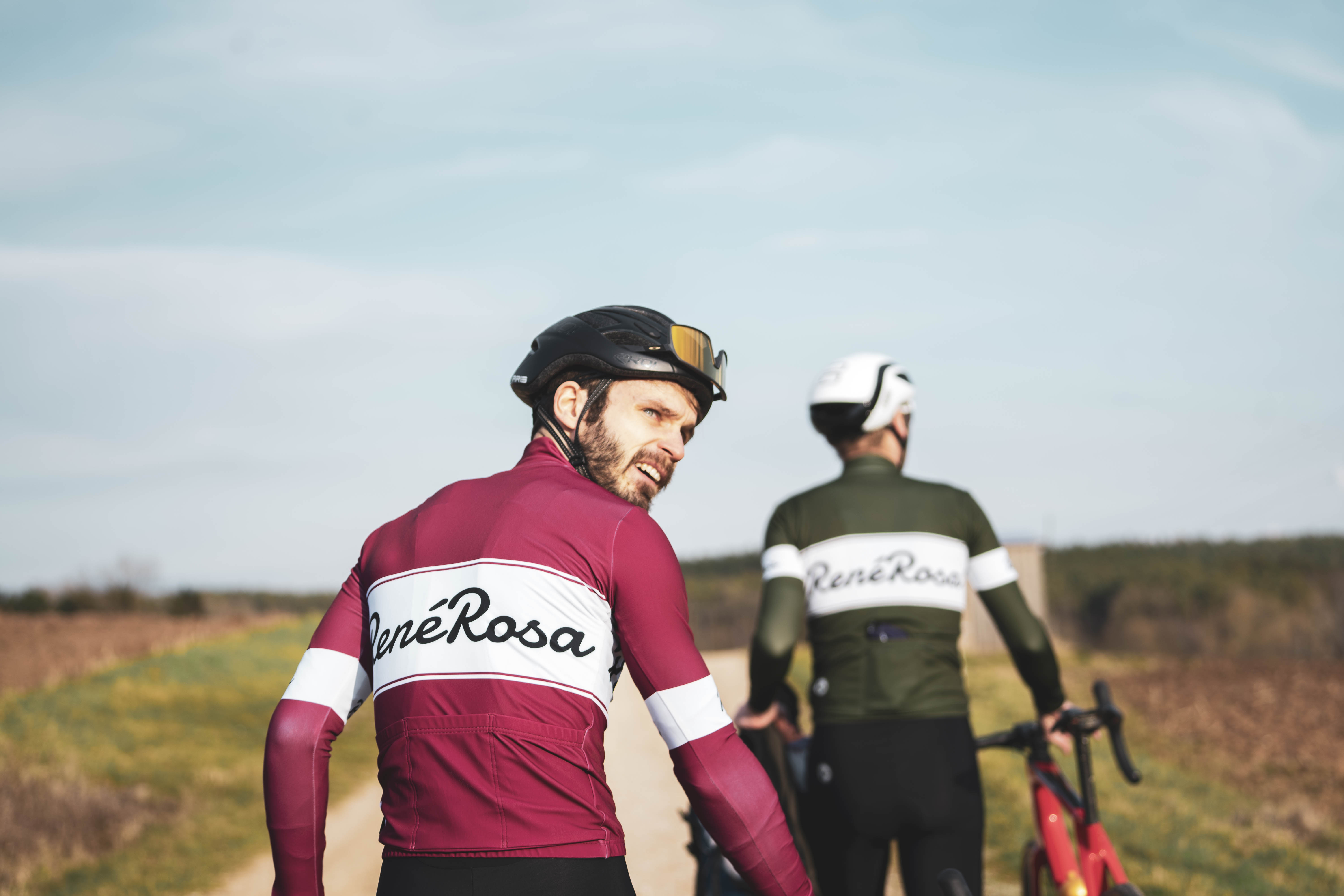 Gravelbiker in RenéRosa Vintage Kollektion auf Landstraße