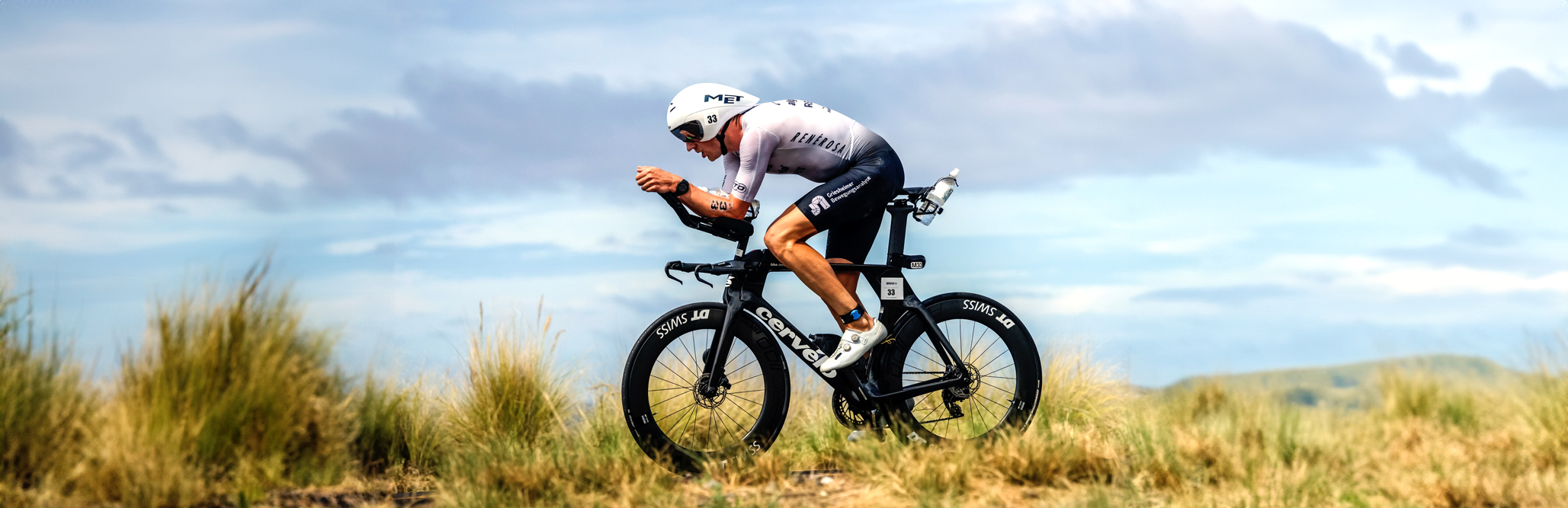 Fahrender Triathlet in RenéRosa Trisuit
