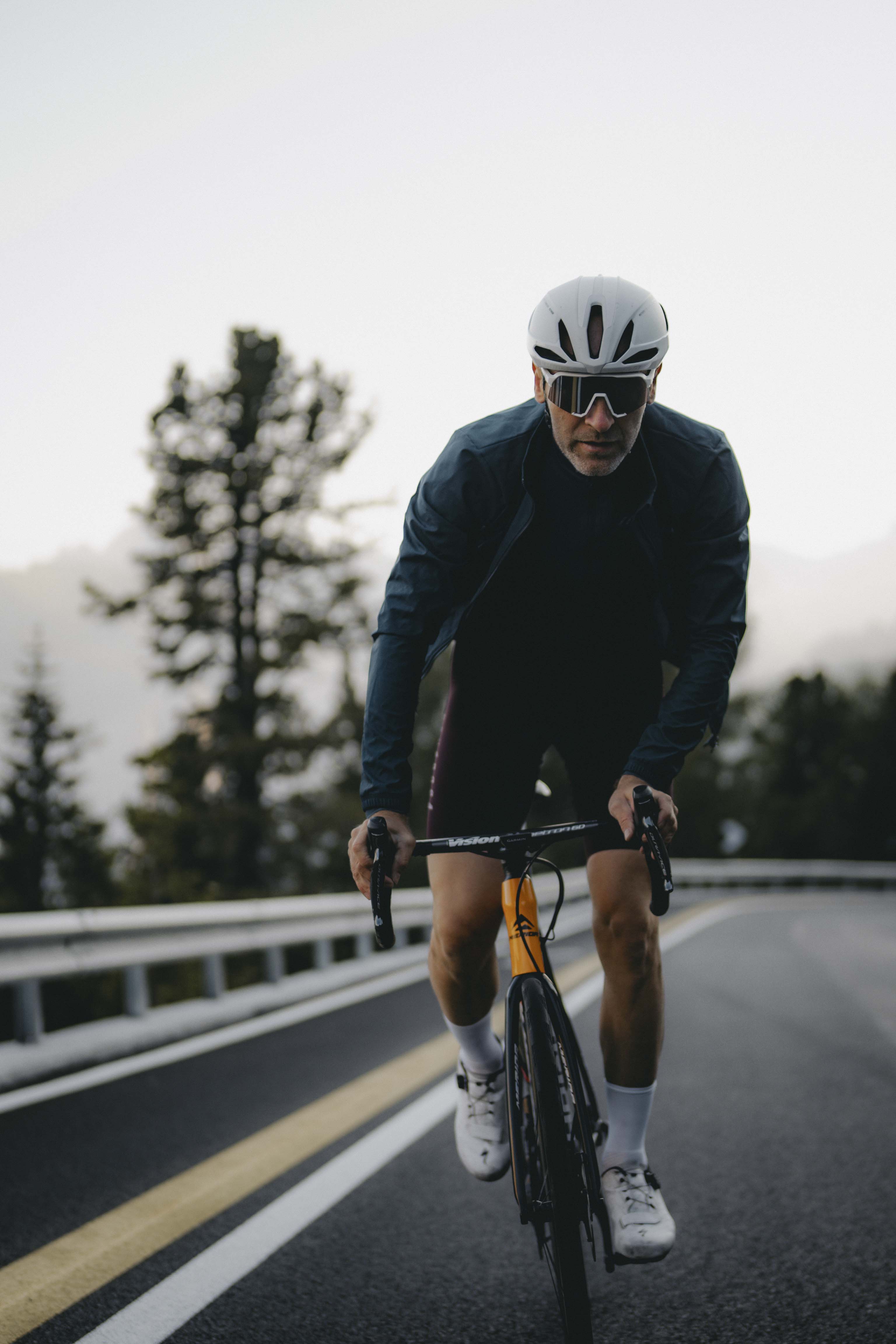 Rennradfahrer beim Bergabfahren