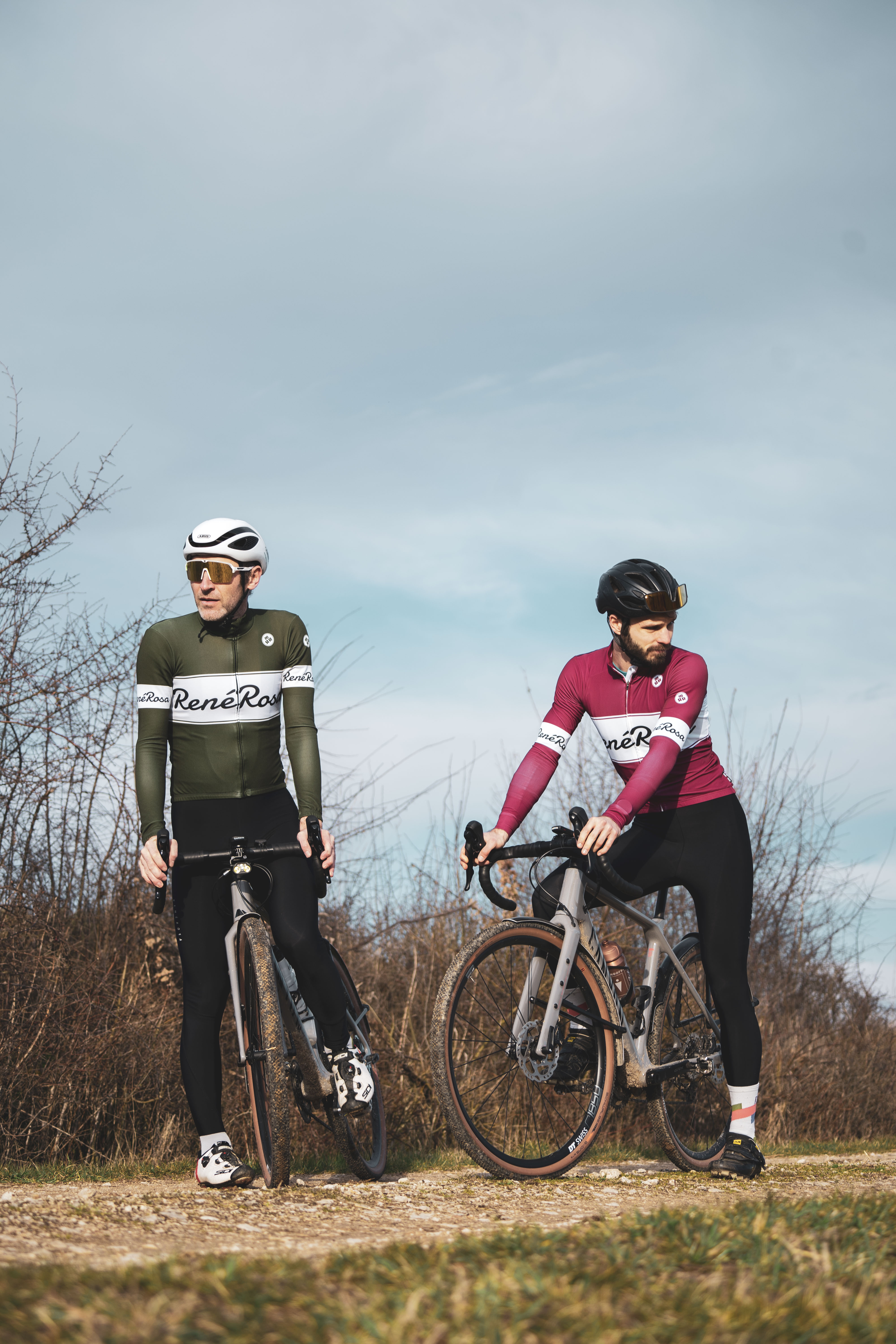 Gravelbiker in RenéRosa Vintage Kollektion auf Landstraße