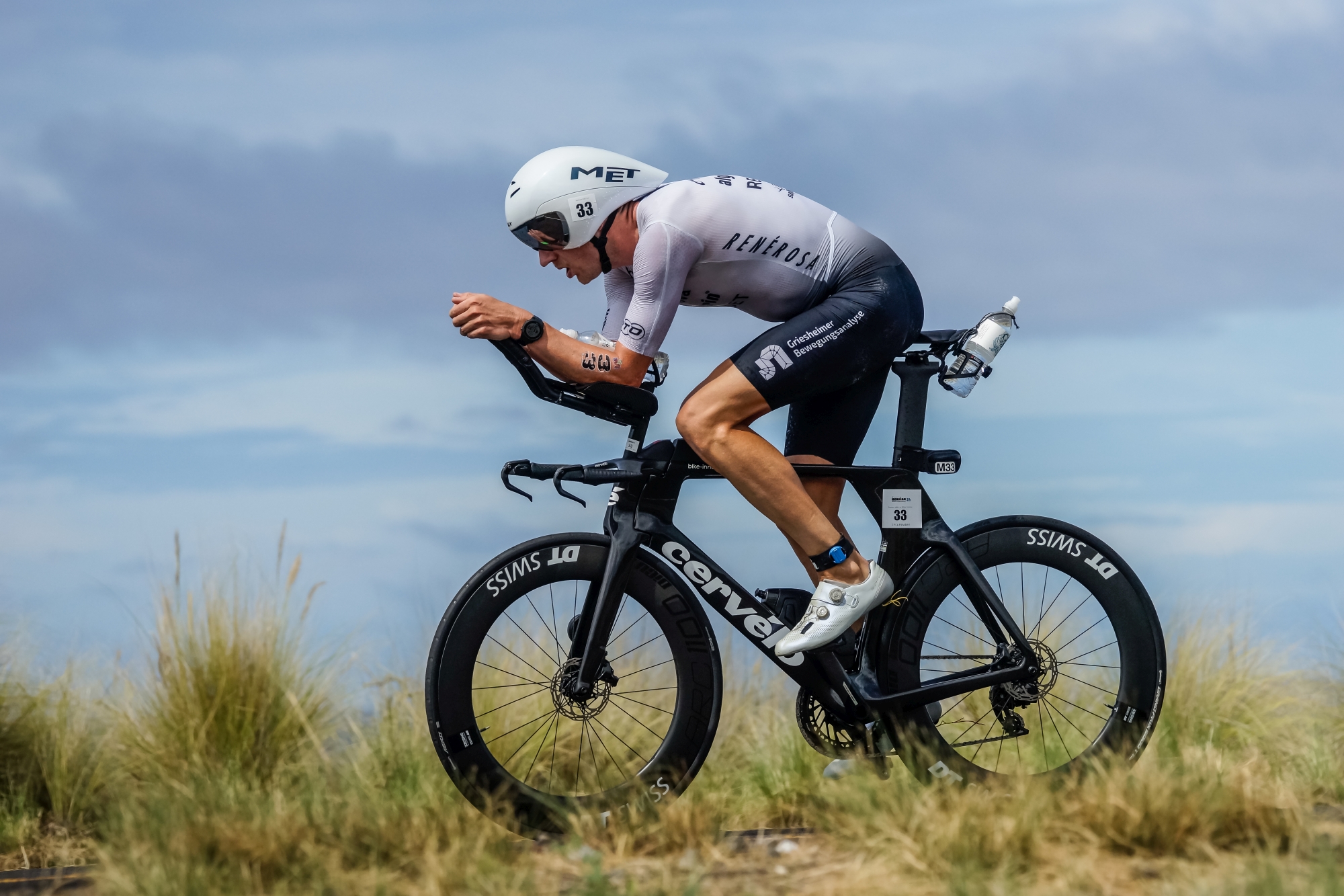 Fahrender Triathlet in RenéRosa Trisuit